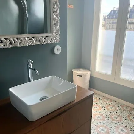 Sunny 2 Bedroom In Batignolles Apartment